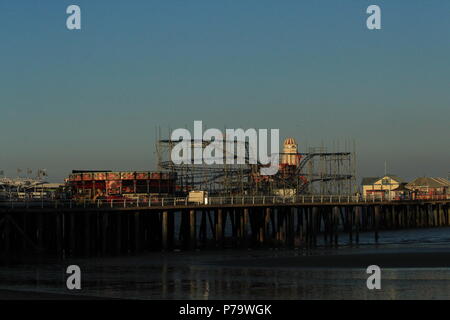 Küstenlandschaften - Malerische Aussicht auf Clacton Pier, Amusement Rides & Helter Skelter. Am späten Nachmittag. Clacton, Essex, Sommer 2018. Stockfoto