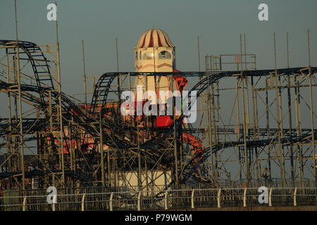 Küstenlandschaften - Malerische Aussicht auf Clacton Pier, Amusement Rides & Helter Skelter. Am späten Nachmittag. Clacton, Essex, Sommer 2018. Stockfoto