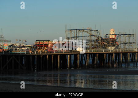 Küstenlandschaften - Malerische Aussicht auf Clacton Pier, Amusement Rides & Helter Skelter. Am späten Nachmittag. Clacton, Essex, Sommer 2018. Stockfoto