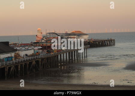 Bildunterschrift 83/150 Nocturnes - Licht erlischt auf Clacton Pier vor Sonnenuntergang. Clacton, Essex, Sommer 2018. Stockfoto