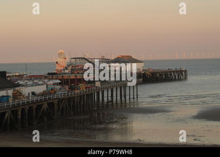 Bildunterschrift 83/150 Nocturnes - Licht erlischt auf Clacton Pier vor Sonnenuntergang. Clacton, Essex, Sommer 2018. Stockfoto