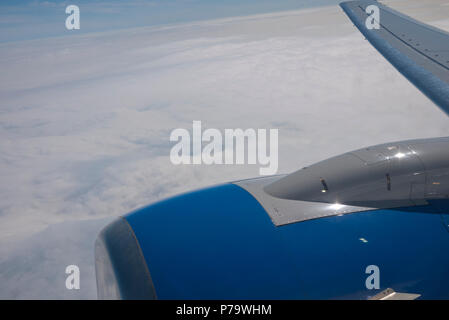 Flügel und Triebwerk einer Boeing 737 Jet2 Passagierflugzeug irgendwo Fliegen über den Englischen Kanal. Stockfoto