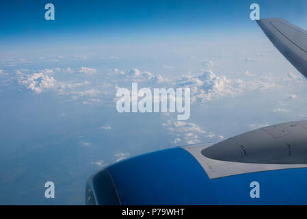 Flügel und Triebwerk einer Boeing 737 Jet2 Passagierflugzeug irgendwo Fliegen über den Englischen Kanal. Stockfoto