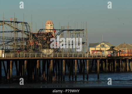 Küstenlandschaften - Malerische Aussicht auf Clacton Pier, Amusement Rides & Helter Skelter. Am späten Nachmittag. Clacton, Essex, Sommer 2018. Stockfoto