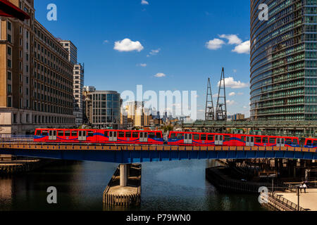 Die Docklands Light Railway Bahn Überquerung des Flusses am Canary Wharf, London, Großbritannien Stockfoto