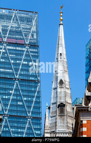 Die Leadenhall Building, auch als Cheesegrater und in der Nähe von Kirche, Turm, London, England bekannt Stockfoto