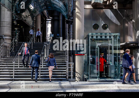 Der Eingang zum Gebäude der Lloyd's, London, England Stockfoto
