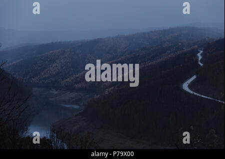 Das Becken des Flusses Zezere, mit den sichtbaren Auswirkungen der schweren Dürre und die verkohlte Bäume in ihrer Margen. Stockfoto