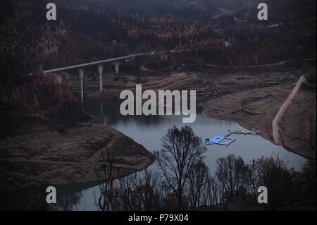 Das Becken des Flusses Zezere, mit den sichtbaren Auswirkungen der schweren Dürre und die verkohlte Bäume in ihrer Margen. Stockfoto