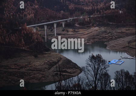 Das Becken des Flusses Zezere, mit den sichtbaren Auswirkungen der schweren Dürre und die verkohlte Bäume in ihrer Margen. Stockfoto