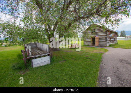 Pioneer wagen und historischen Carriage House am Fort Missoula, Montana Stockfoto