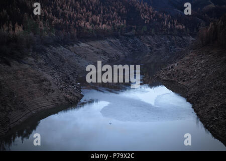 Das Becken des Flusses Zezere, mit den sichtbaren Auswirkungen der schweren Dürre und die verkohlte Bäume in ihrer Margen. Stockfoto