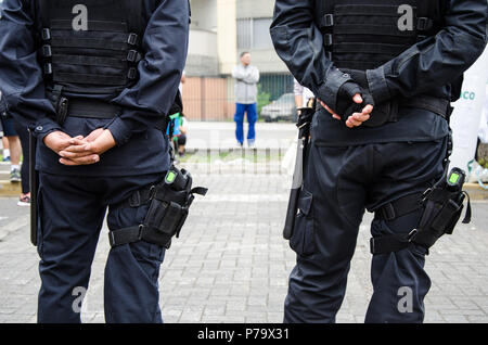 Bein eines Polizisten, in denen eine Schusswaffe gefunden wird, Konzept der Sicherheit Stockfoto