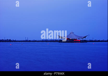 Pantai Ancol Strand bei Nacht, Le Brücke Resto, Jakarta, Indonesien Stockfoto