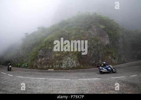 Santa Catarina, Brasilien. Schnelle Motorräder auf Mountain Road mit wunderschönen nebligen Landschaft im Hintergrund. Stockfoto