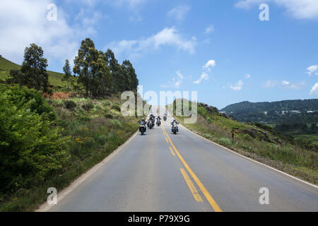 Santa Catarina, Brasilien. Schnelle Motorräder auf Mountain Road mit schöner Landschaft und blauer Himmel im Hintergrund. Stockfoto