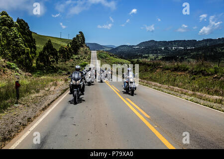 Santa Catarina, Brasilien. Schnelle Motorräder auf Mountain Road mit schöner Landschaft und blauer Himmel im Hintergrund. Stockfoto