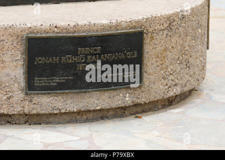 Schild an der Statue von Prinz Jona Kuhio Kalaniana Ole. Waikiki Beach, Waikiki, Honolulu, Oahu, Hawaii, USA. Stockfoto