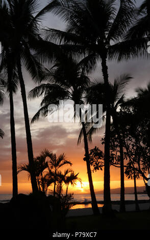 Sonnenuntergang am Strand von Waikiki, Waikiki, Honolulu, Oahu, Hawaii, USA. Personen entfernt. Stockfoto
