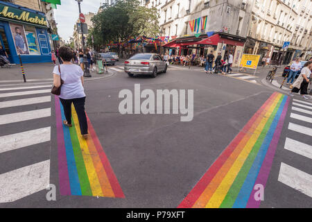 Paris, Frankreich, 24. Juni 2018: Gay Pride flag Fussgängerstreifen in Paris Gay Village (Le Marais) Stockfoto