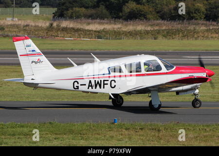 G-AWFC, eine Piper PA-28 R-180 Cherokee Arrow, am Internationalen Flughafen Prestwick, Ayrshire. Stockfoto