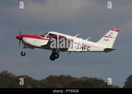 G-AWFC, eine Piper PA-28 R-180 Cherokee Arrow, am Internationalen Flughafen Prestwick, Ayrshire. Stockfoto