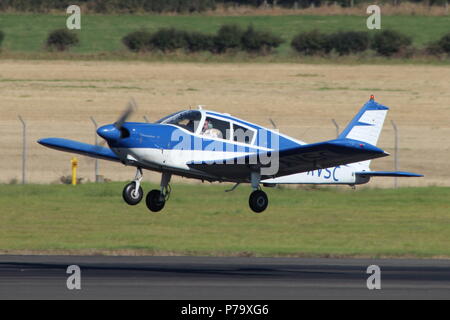 G-AVSC, eine Piper PA -28-160 Cherokee, am Internationalen Flughafen Prestwick, Ayrshire. Stockfoto