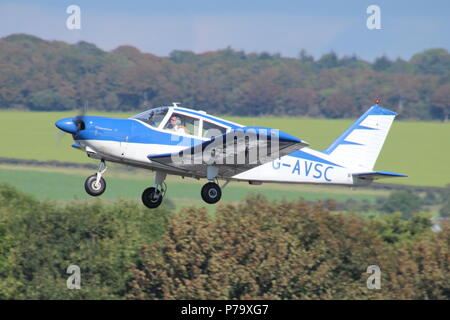 G-AVSC, eine Piper PA -28-160 Cherokee, am Internationalen Flughafen Prestwick, Ayrshire. Stockfoto