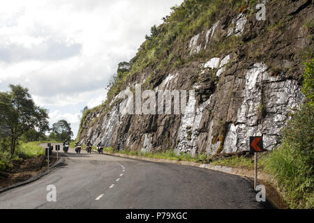 Santa Catarina, Brasilien. Schnelle Motorräder auf der Straße in den Bergen mit schöner Landschaft. Stockfoto