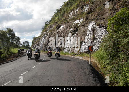 Santa Catarina, Brasilien. Schnelle Motorräder auf der Straße in den Bergen mit schöner Landschaft. Stockfoto