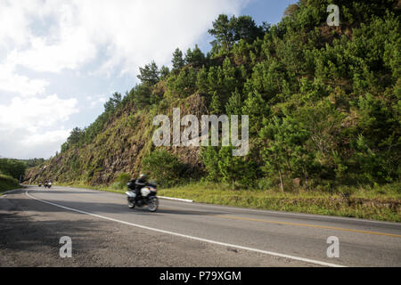 Santa Catarina, Brasilien. Schnelle Motorräder auf der Straße in den Bergen mit schöner Landschaft. Stockfoto