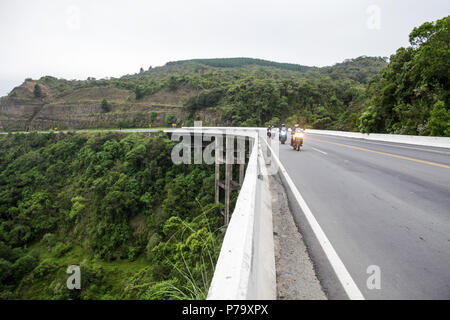 Santa Catarina, Brasilien. Schnelle Motorräder auf der Straße in den Bergen mit schöner Landschaft. Stockfoto