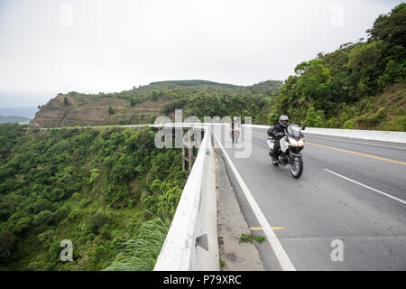 Santa Catarina, Brasilien. Schnelle Motorräder auf der Straße in den Bergen mit schöner Landschaft. Stockfoto