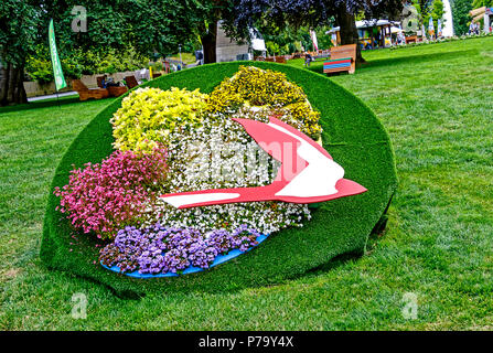 BAD Schwalbach, Deutschland - 25. JUNI 2018: Hessischen Landesgartenschau 2018. Eingang mit Blume schlucken, Wappen der Stadt Bad Schwalbach Stockfoto
