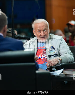 Buzz Aldrin Bewerbungsgespräche in seinem Mars Shirt, Förderung seinen Antrieb, uns zu den Planeten Mars zu erhalten. Stockfoto