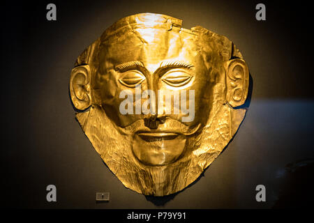 Goldene Totenmaske, bekannt als die Maske des Agamemnon, bärtiger Mann, aus Grab 5, Kreis ein, Mykene, archäologische Stätte in der Nähe von Mykines, 16. Jahrhundert v. Chr.. Stockfoto