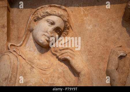 Grabstein, teilweise Grabkunst Relief junge Frau, Alter Friedhof in Attika, Beschriftung Grab der Phainarete, ca 400 v. Chr.. Stockfoto