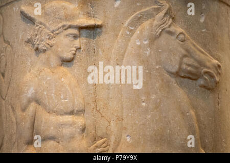 Funerary Lekythos (Behälter Lagerung von Olivenöl), gefunden in einem alten Friedhof in der Nähe von Syntagma (Verfassung), Athen, frühen vierten Jahrhundert v. Chr.. Stockfoto