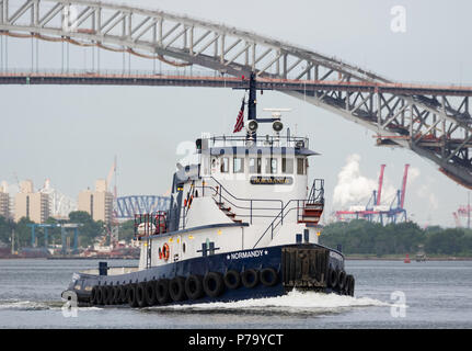 Metropolitan Marine Transport Tug Boat Normandie; Van Kull mit der Bayonne Bridge und Staten Island View von Newark Bay hinter ihr Töten. Stockfoto