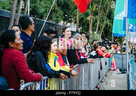 Lima, Peru - 20. Mai 2018: Marathon Lima 42k, Sportveranstaltung, die Athleten sammelt aus der ganzen Welt. Öffentliche warten auf den Marathon zu starten Stockfoto