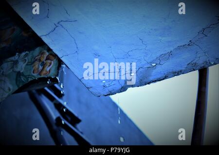Regenwasser Versickerung durch das Dach Stockfoto