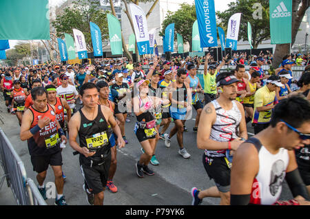 Lima, Peru - 20. Mai 2018: Marathon Lima 42k, Sportveranstaltung, die Athleten sammelt aus der ganzen Welt. Das Rennen beginnt Stockfoto