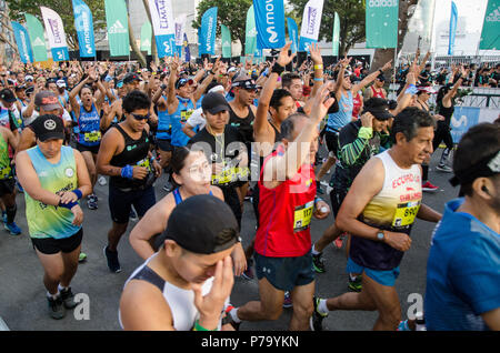 Lima, Peru - 20. Mai 2018: Marathon Lima 42k, Sportveranstaltung, die Athleten sammelt aus der ganzen Welt. Das Rennen beginnt Stockfoto