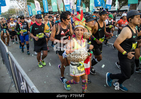 Lima, Peru - 20. Mai 2018: Marathon Lima 42k, Sportveranstaltung, die Athleten sammelt aus der ganzen Welt. Das Rennen beginnt Stockfoto