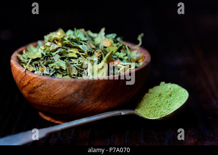 Moringa Blätter und Moringa Pulver, Moringa oleifera Stockfoto
