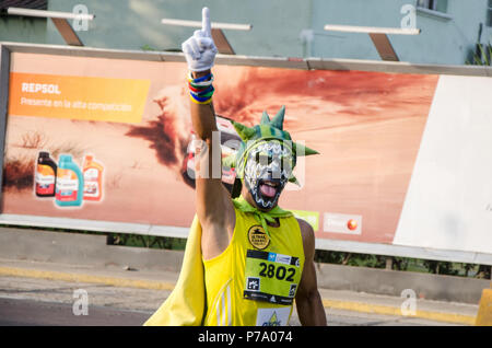 Lima, Peru - 20. Mai 2018: Marathon Lima 42k, Sportveranstaltung, die Athleten sammelt aus der ganzen Welt. Der exzentrische Sportler Stockfoto