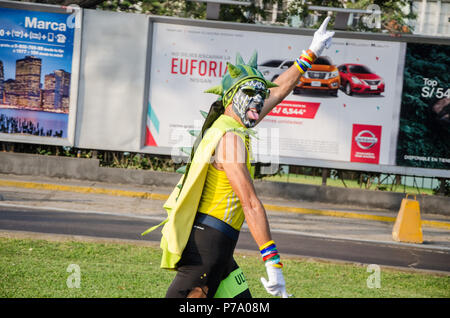 Lima, Peru - 20. Mai 2018: Marathon Lima 42k, Sportveranstaltung, die Athleten sammelt aus der ganzen Welt. Der exzentrische Sportler Stockfoto