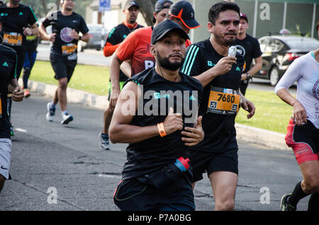 Lima, Peru - 20. Mai 2018: Marathon Lima 42k, Sportveranstaltung, die Athleten sammelt aus der ganzen Welt. Athleten in der volle Marathon Stockfoto