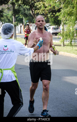 Lima, Peru - 20. Mai 2018: Marathon Lima 42k, Sportveranstaltung, die Athleten sammelt aus der ganzen Welt. Athleten Energie zurückgewinnen mit einigen Lebensmitteln Stockfoto