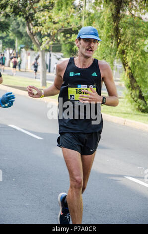 Lima, Peru - 20. Mai 2018: Marathon Lima 42k, Sportveranstaltung, die Athleten sammelt aus der ganzen Welt. Athleten Energie zurückgewinnen mit einigen Lebensmitteln Stockfoto